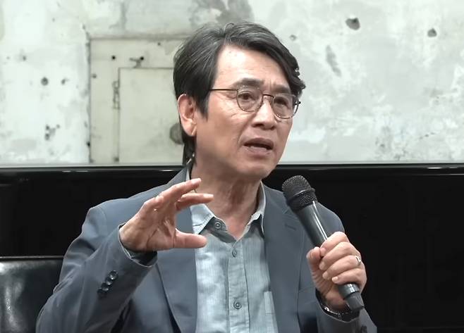 지난 28일 유튜브 딴지방송국 ‘김어준의 다스뵈이다’에 출연한 유시민 작가. 사진 유튜브 캡처