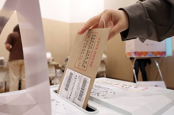 제21대 대통령 선거 사전 투표 둘째 날인 30일 오전 서울 종로구 사직동 주민센터에 마련된 사전투표소에서 유권자들이 투표를 하고 있다. 뉴스1