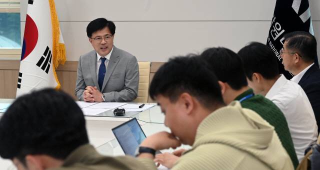 ▲ 정재연 강원대학교 총장이 29일 대학본부 총장실에서 ‘강원 1도 1국립대’ 추진계획에 대한 브리핑을 하고 있다.  방도겸 기자