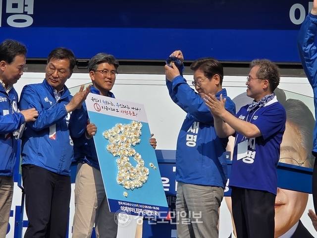 ▲ 더불어민주당 이재명 대선 후보가 30일 원주 혁신도시에서 가진 유세에서 사전투표를 독려하는 퍼포먼스를 하고 있다. 권혜민