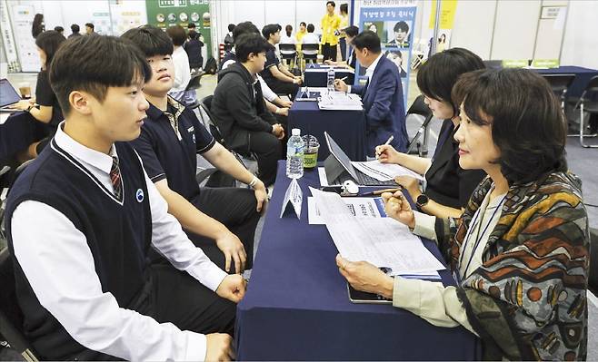 < “시선처리는 이렇게 하세요” > 29일 경기 고양시 킨텍스에서 열린 ‘2025 대한민국 고졸 인재 채용 엑스포’에 방문한 학생이 1 대 1 모의면접 프로그램에 참여해 면접 태도와 답변 요령 등을 집중 코칭받고 있다.  /임형택 기자
