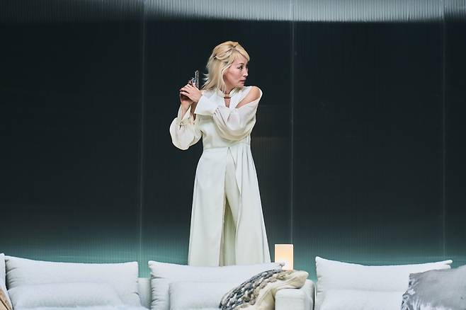 헤다 역의 배우 이혜영이 총을 들고 무대를 누비고 있다./사진=국립극단