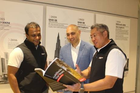 라이트하우스 캔톤 그룹의 실피 차우다리 회장(가운데)이 산킷 싱하 운용부문 대표(왼쪽), 김원기 글로벌기관세일즈 대표와 함께 싱가포르 본사에서 투자 자료를 살펴 보고 있다. 싱가포르=노경목 기자