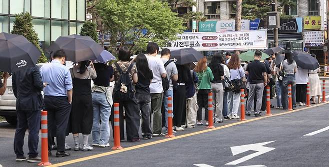 제21대 대통령 선거 사전 투표 둘째 날인 30일 서울 중구 을지누리센터에 마련된 사전투표소 앞에서 유권자들이 투표하기 위해 줄을 서 있다.