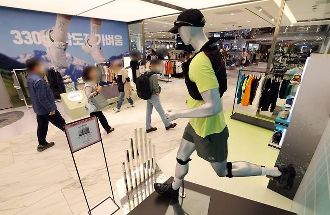 최근 이상기후 현상으로 백화점 등에 여름 상품 진열이 빨라지고 있다. 사진은 지난 20일 서울 시내의 한 대형백화점에 여름 상품이 진열된 모습. 사진=김범준 기자