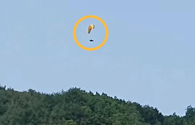 30일 강원 설악산국립공원 일원에서 패러글라이딩을 즐기다 적발된 50대가 과태료 처분을 받았다. /사진=연합뉴스