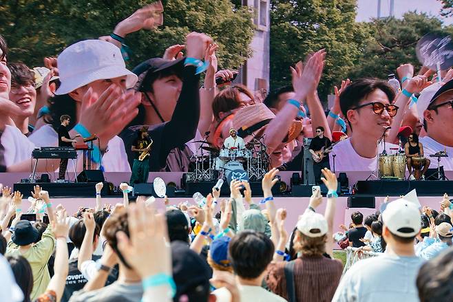 밴드 ‘야세프 데이스 익스페리언스’가 30일 서울 송파구 올림픽공원에서 열린 서울재즈패스티벌 2025에서 공연을 하고있다. 서울재즈페스티벌 제공