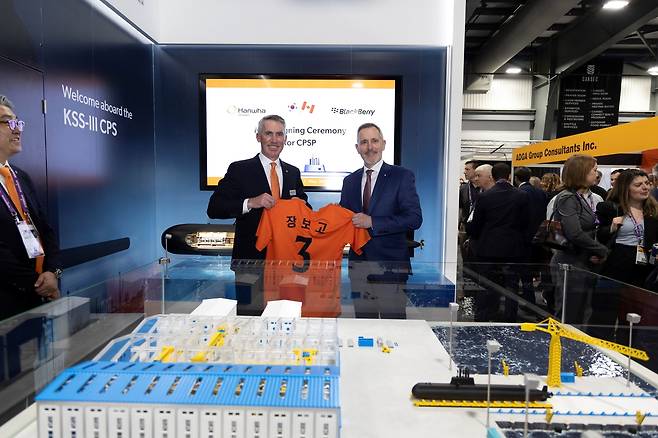 Hanwha Global Defense CEO Michael Coulter (left) and Phil Kurtz, chief legal officer of BlackBerry, pose at CANSEC 2025. (Hanwha Ocean)