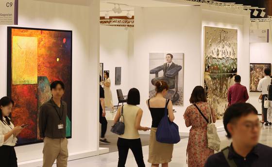 Visitors pass by the Gagosian gallery booth during Frieze Seoul's VIP preview at Coex in southern Seoul in September 2024. [YONHAP]