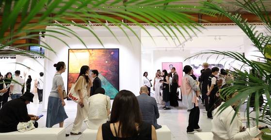 Visitors browse gallery booths during Frieze Seoul's VIP preview at Coex in southern Seoul in September 2024. [NEWS1]
