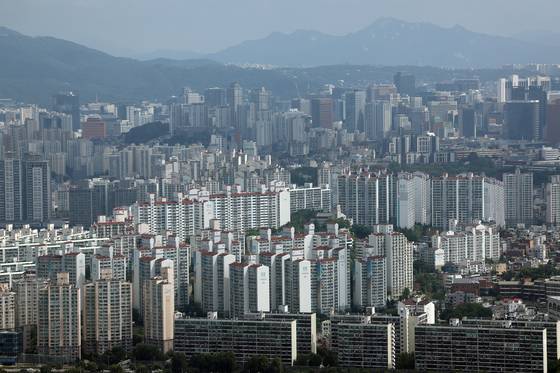 Apartments in downtown Seoul are seen from Yeouido Square Tower in Yeouido, western Seoul on Aug. 16, 2022. [YONHAP]