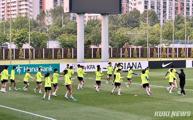콜롬비아와 2연전을 앞두고 있는 대한민국 여자 축구대표팀이 29일 인천 남동아시아드럭비경기장에서 훈련을 진행하고 있다. 이영재 기자