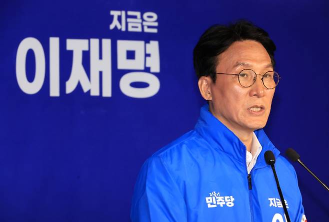 김민석 더불어민주당 상임공동선대위원장이 지난&nbsp; 15일 서울 여의도 중앙당사에서 기자간담회를 하고 있다. 연합뉴스