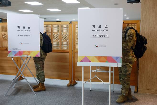 21대 대통령 선거 사전투표 둘째날인 30일 서울 용산구청에 마련된 이태원제1동사전투표소에서 카투사 장병이 투표하고 있다. 연합뉴스