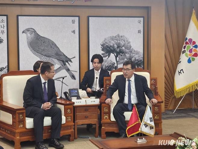 전형식 충남도 정무부지사는 30일 청 내 외부접견실에서 자오빈 중국 허베이성 공상업연합회 부주석을 비롯한 기업인 대표단 등 17명을 만나 양 지역 간 경제·무역 협력 확대를 위한 방안을 논의했다.&nbsp;