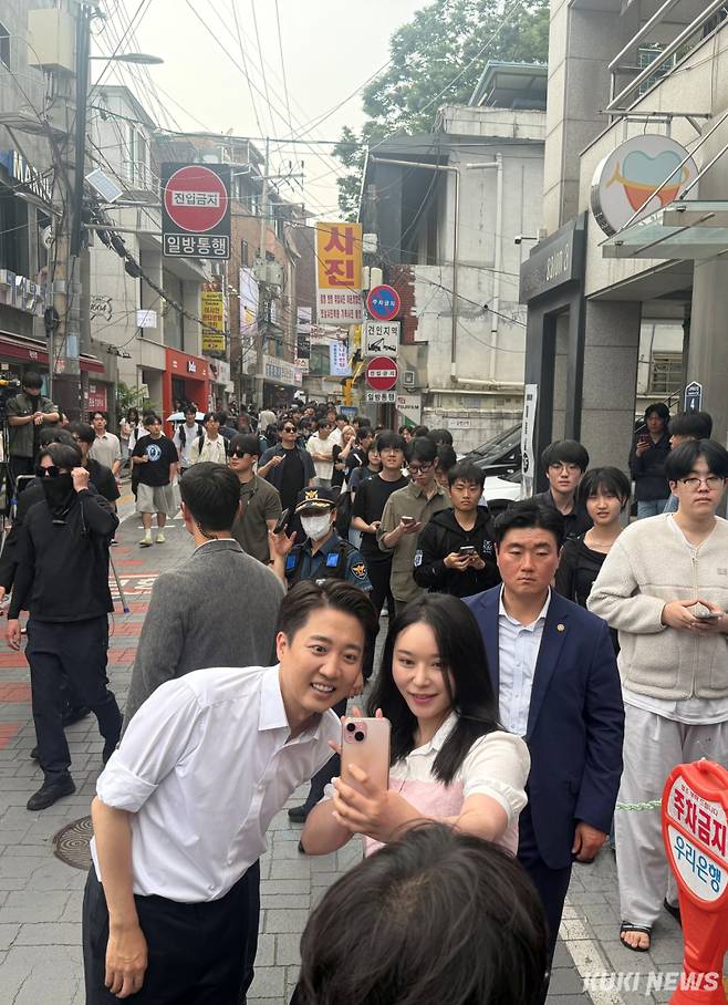 이준석 개혁신당 대선 후보가 29일 서울지하철 안암역 근처에서 시민들과 기념촬영을 하고 있다. 송금종 기자 