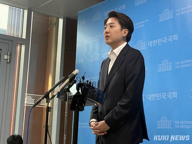 이준석 개혁신당 대선 후보가 30일 오후 국회소통관에서 브리핑하고 있다. 송금종 기자&nbsp;