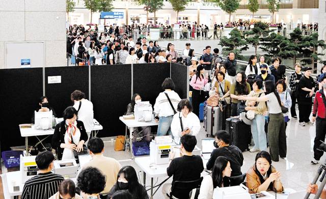 제21대 대통령선거 사전투표가 시작된 29일 인천국제공항 제1여객터미널 출국장에 마련된 사전투표소를 찾은 출입국객들이 한 표를 행사하기 위해 길게 줄을 서 있다. 평일임에도 많은 유권자가 투표에 참여하며 역대 최다였던 20대 대선 사전투표 첫날 기록을 넘어섰다. 인천공항=권현구 기자