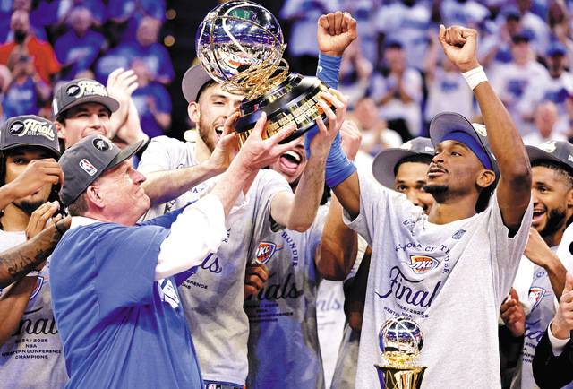 NBA 오클라호마시티 썬더(OKC) 선수단이 29일(한국시간) 홈구장인 페이컴 센터에서 미네소타 팀버울브스를 꺾고 서부 콘퍼런스 우승을 차지한 뒤 우승컵을 들어 올리고 있다. OKC는 13년 만에 파이널에 진출해 창단 첫 우승에 도전한다. Imagn imges연합뉴스