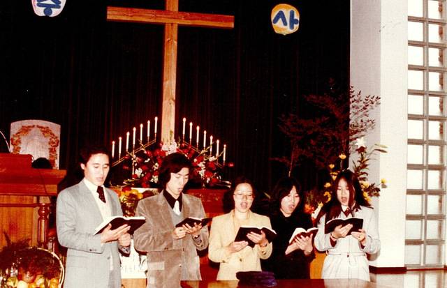 문성모(왼쪽에서 두 번째) 목사가 1977년 서울 성동구 숭덕교회에서 교회 청년들과 함께 추수감사절 특별찬송을 부르고 있다. 문 목사 제공