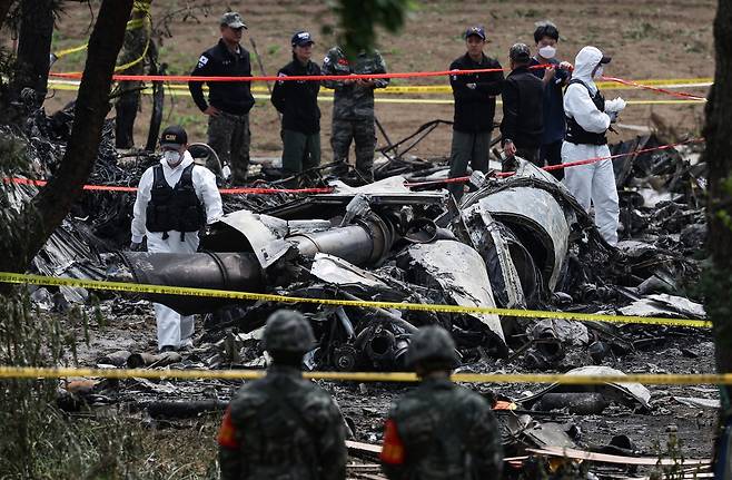 30일 경북 포항시 동해면 해군 초계기 추락 현장에서 해군 관계자들이 현장 감식을 하고 있다. 연합뉴스