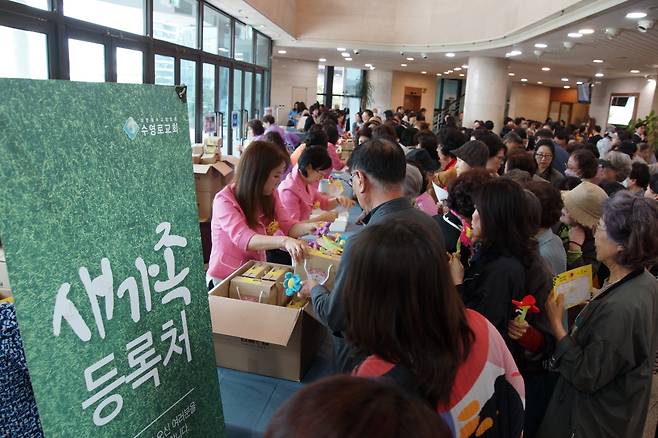 28일 수영로교회에서 열린 전도축제에서 초청받아 온 새 신자들이 교회 은혜홀 앞에서  등록을 하고 있다. 이날 1795명이 초청돼 이들 중 190명이 결신자로 등록했다.