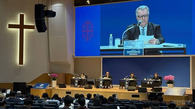 벨리-마티 카르카넨 풀러신학교(조직신학) 교수가 29일 한세대에서 개최된 ‘제1회 한세국제신학심포지엄’에서 발제하고 있다.