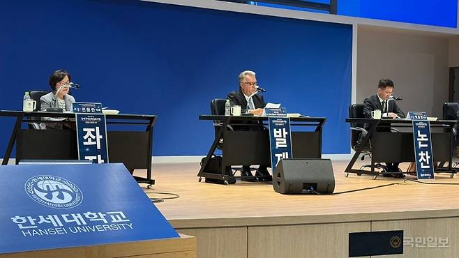 벨리-마티 카르카넨(가운데) 풀러신학교(조직신학) 교수가 29일 한세대에서 개최된 ‘제1회 한세국제신학심포지엄’에서 발제하고 있다.