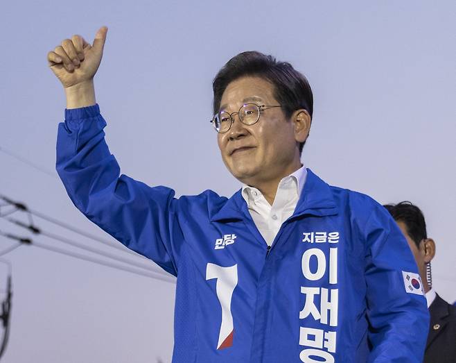 이재명 더불어민주당 대선 후보가 29일 서울 관악구 관악산 으뜸공원에서 열린  관악ㆍ금천ㆍ동작구 유세에서 연설을 마친 뒤 환호하는 시민들을 향해 엄지들 들어 답하고 있다. 연합뉴스