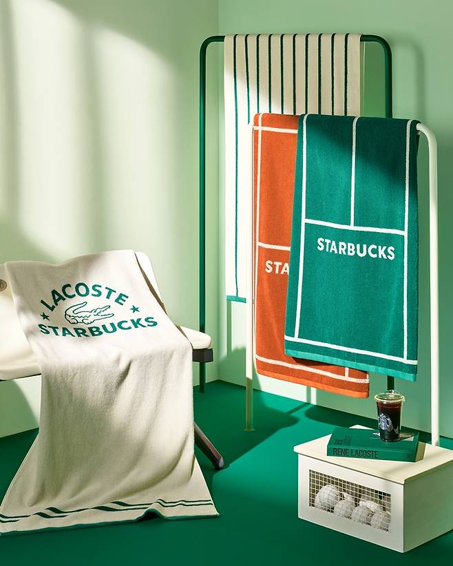 스타벅스 코리아가 프랑스 패션 스포츠 브랜드 ‘라코스테(LACOSTE)’ 와 손잡고 지난 22일부터 7월 20일까지 약 두 달간 고객 사은 행사인 2025 여름 e-프리퀀시를 진행한다. 스타벅스 제공