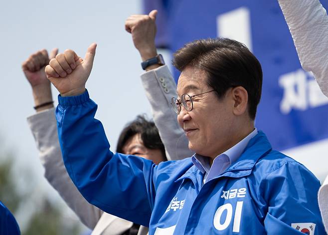 이재명 더불어민주당 대선 후보가 열세 지역으로 분류되는 강원과 충북 지역의 표심 공략에 나선 30일 춘천시 춘천역광장에서 열린 집중유세에서 시민들에게 인사하고 있다. 연합뉴스