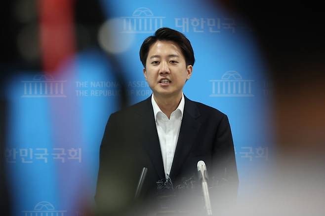 개혁신당 이준석 대선 후보가 30일 서울 여의도 국회 소통관에서 긴급 기자회견을 마친 뒤 취재진의 질문에 답하고 있다. 연합뉴스