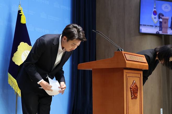 개혁신당 이준석 대선 후보가 30일 서울 여의도 국회 소통관에서 긴급 기자회견에서 고개 숙여 인사하고 있다. 연합뉴스