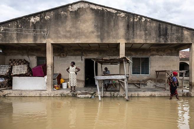 지난해 10월 홍수가 발생한 나이지리아 중남부 도시 로코자에서 주민들이 침수된 주택 주변을 살피고 있다. 연합뉴스