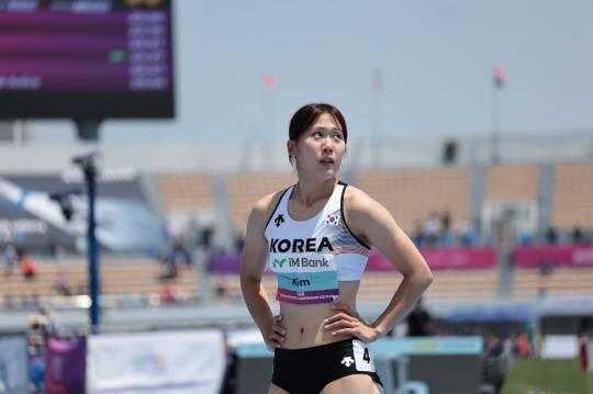 기록 확인하는 김다은. 사진[연합뉴스]