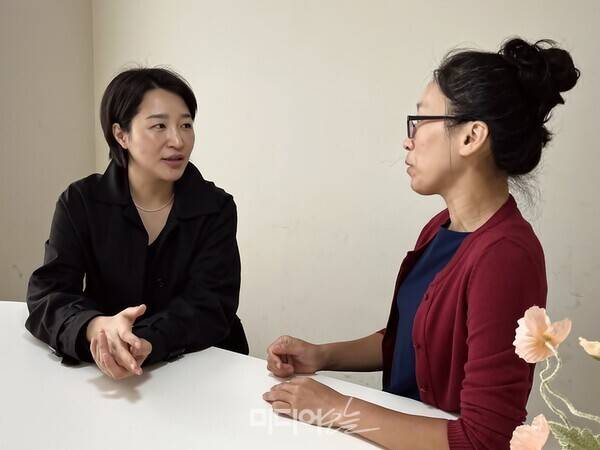 ▲김수진 OBS 뉴스제작PD(왼쪽)와 정윤지 OBS 뉴스편성PD(오른쪽)가 5월15일 미디어오늘과 인터뷰 도중 마주보고 있다. 사진=정민경 기자.