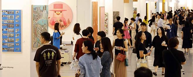 세계 3대 아트페어인 ‘프리즈 서울’에서 관람객들이 작품을 감상하는 모습. [매경DB]