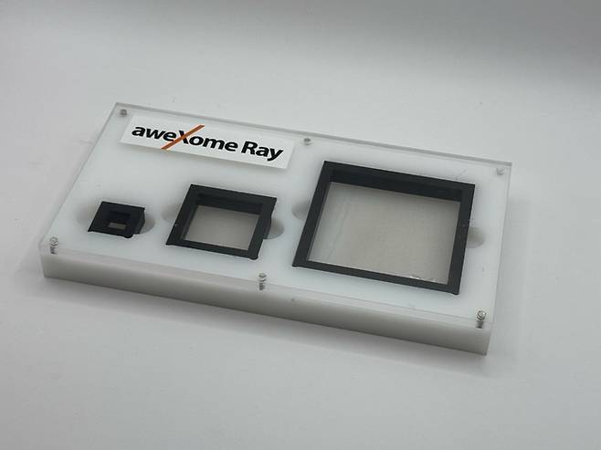 CNT 펠리클 멤브레인. 110mm x 144mm급 풀사이즈 성능이 요구된다.