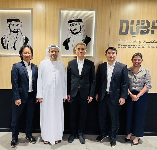 최근 블록체인 및 게임 사업을 시작한 넥서쓰의 장현국 대표와 임직원들이 두바이 정부관계자와 면담을 한 뒤 사진을 찍고 있다. 넥써쓰는 지난 4월 두바이에 현지 자회사인 ‘NEXUS HUB FZCO’를 설립하고 본격적인 중동 사업을 전개한다고 밝혔다. / 사진=넥서쓰
