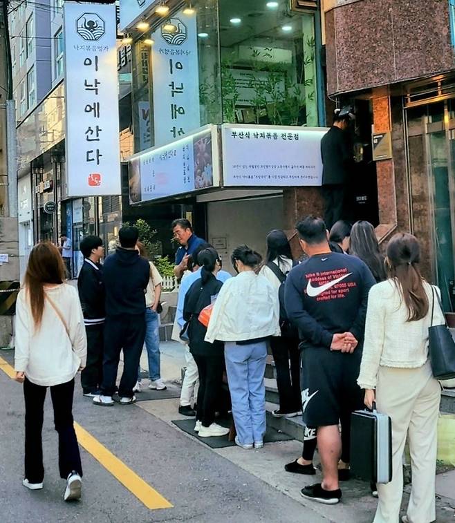 이낙에산다 광안리본점 앞으로 줄이 길게 늘어선 모습. <부자비즈>