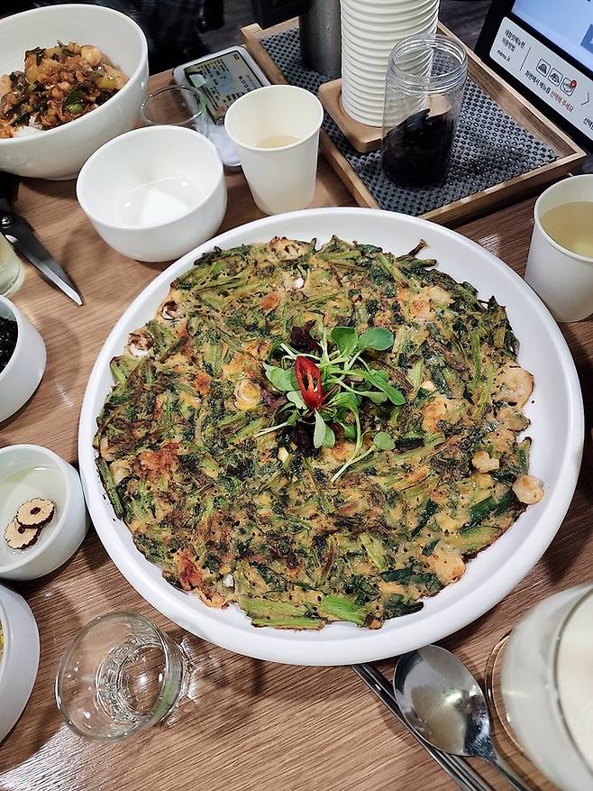 이낙에산다 새우명란미나리전 메뉴. <부자비즈>