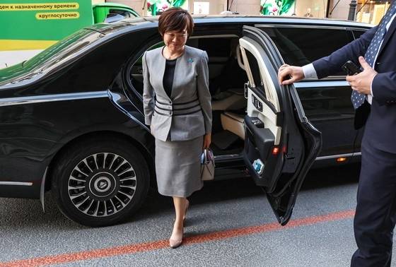 아베 아키에 여사가 29일 블라디미르 푸틴 대통령이 제공한 전용 리무진에서 내리고 있다. [EPA=연합뉴스]