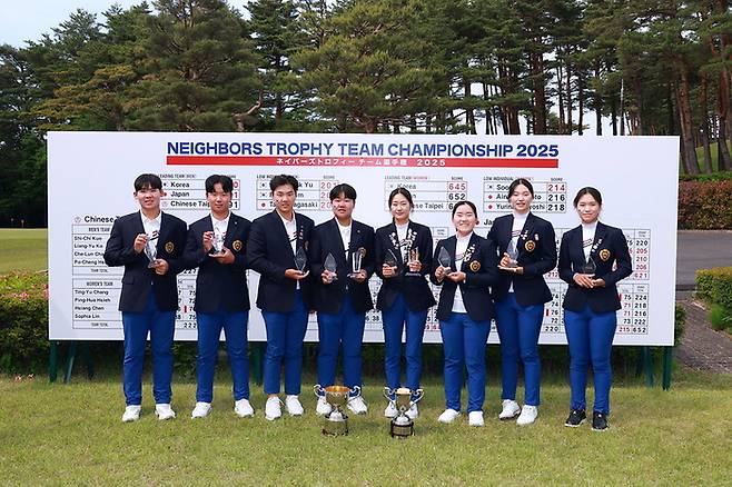 한국 남녀 골프대표팀 선수들이 30일 끝난 제22회 네이버스컵 시상식에서 트로피를 들고 포즈를 취하고 있다.  왼쪽부터 안성현, 이재원, 김민수, 유민혁, 오수민, 홍수민, 박서진, 성아진. 일본골프협회