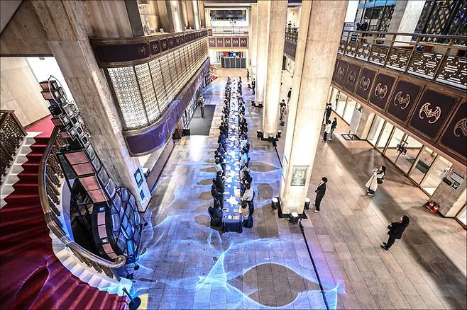 세종 대극장 로비를 파인 다이닝으로 지난달 17일 서울 세종문회회관 로비에서 최현석 셰프의 파인 다이닝을 제공한 세종 인스피레이션-헤리티지 만찬. 만찬 다음날 서울시국악관현악단 창단 60주년 공연과 연계한 특별 이벤트로, 식사와 공연을 포함한 가격 20만원 티켓 50장이 완판됐다. 사진제공=세종문화회관