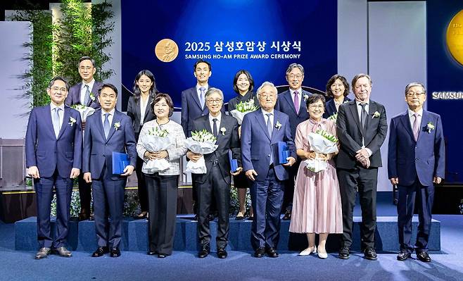 이재용 삼성전자 회장이 30일 서울 신라호텔에서 열린 '2025 삼성호암상 시상식'에서 수상자들과 기념촬영을 하고 있다. 앞줄 왼쪽부터 이 회장, 정종경 서울대 교수 부부, 구본창 사진작가, 김승우 KAIST 명예교수 부부, 스테베 셈산드베리 노벨문학상위원, 김황식 호암재단 이사장. 뒷줄 왼쪽부터 글로리아 최 매사추세츠공대(MIT) 교수 부부, 신석우 UC버클리 교수 부부, 김동해 비전케어 이사장 부부.  호암재단