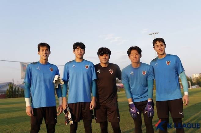 포항 스틸러스 김이섭 골키퍼 코치(사진 가운데). 사진=한국프로축구연맹