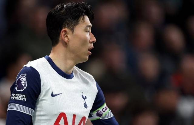 손흥민은 지난해 여름 이적시장에서도 프로페셔널 리그의 큰 유혹을 받았다. 당시 알 힐랄은 손흥민에게 계약 기간 4년에 연봉으로만 약 3,000만 유로(한화 약 469억 원)를 제시한 것으로 알려진다. 손흥민이 이 제안을 수락했다면, 4년 동안 1억 2,000만 유로(한화 약 1,876억 원)를 받을 수 있었다. 사진=REUTERS=연합뉴스