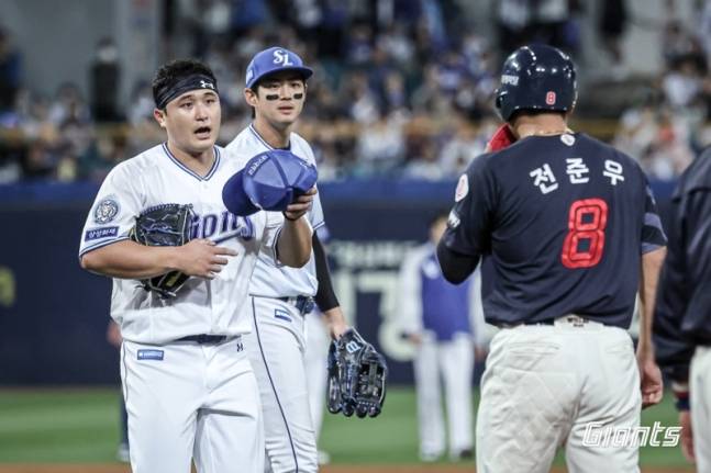 두 차례의 벤치클리어링이 벌어진 이후 최원태가 전준우에게 모자를 벗고 사과를 하고 있다. 사진=롯데 자이언츠