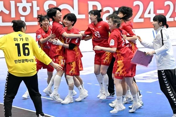 사진 경기에서 승리 후 기뻐하는 인천광역시청 선수들, 사진 제공=한국핸드볼연맹