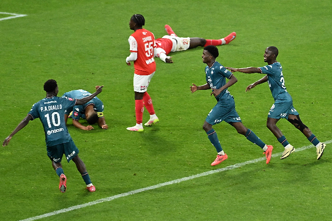 리그앙 승격을 확정 짓고 기뻐하는 메스 선수들. 사진=AFP=연합뉴스 제공